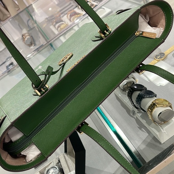 MICHAEL KORS
Gilly Large Saffiano Leather Tote Shoulder Bag
Fern Green
NWT - Picture 10 of 16